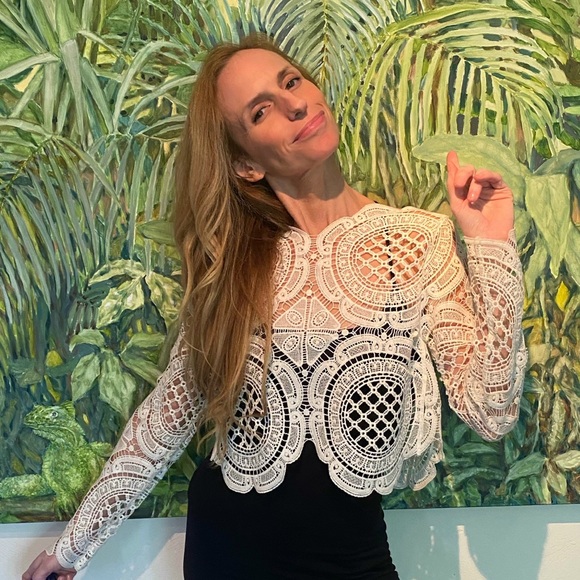 Vero Constame Lace zippered top - Picture 8 of 8